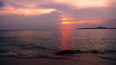 deniz deniz manzarası, kırmızı dramatik günbatımı. Güneş deniz kırmızı renkler.