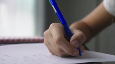 Genç kız masanın üstünde onun odasına okul için ödev