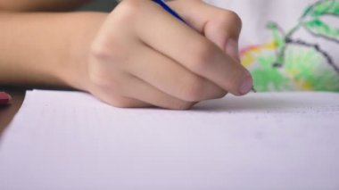 Genç kız masanın üstünde onun odasına okul için ödev