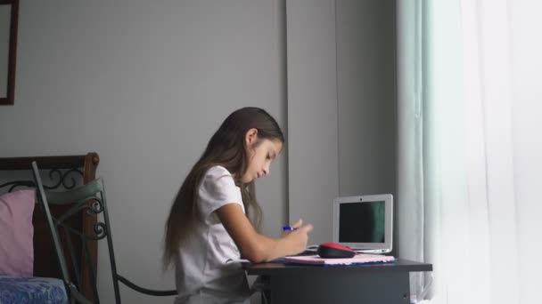 Adolescente fazendo lição de casa para a escola em seu quarto, na mesa — Vídeo de Stock