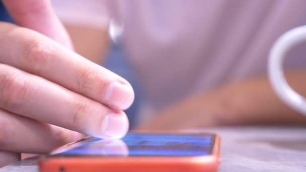 Close Mannelijke Vinger Touchscreen Smartphone Man Gebruikt Mobiele Telefoon — Stockvideo