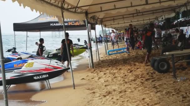 Таиланд, Паттайя, Jomtien Beach, 12.07.2018. соревнования по водному спорту . — стоковое видео