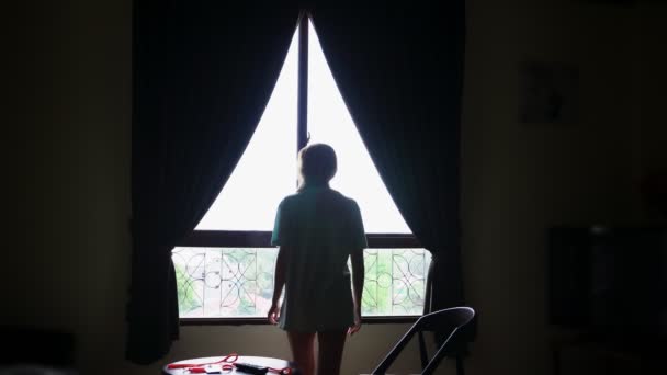 Egy ember, egy nő megy az ablak, nyúlik. Boldog reggel ébredés koncepció — Stock videók