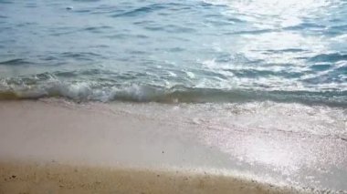 kum ve deniz su yağmur damlaları. yakın çekim, güneşli havalarda denizde yağmur