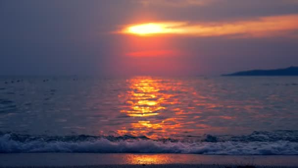 Paisaje marino, rojo dramático atardecer en el mar. el sol tiñe el mar de rojo . — Vídeos de Stock