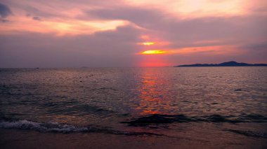 deniz deniz manzarası, kırmızı dramatik günbatımı. Güneş deniz kırmızı renkler.