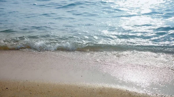 Gotas de chuva na areia e na água do mar. close up, chuva no mar em tempo ensolarado — Fotografia de Stock