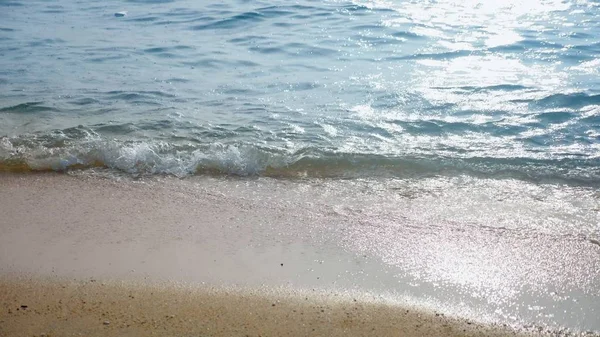 Hujan di pasir dan air laut. menutup, hujan di laut dalam cuaca cerah — Stok Foto