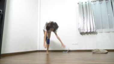 Esneklik ve gücü. güzel genç kız online uzanan bir dizüstü bilgisayar üzerinde ders, bakarken evde, kas germe kusursuz bir beden ile