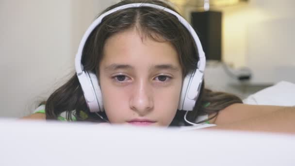 Fată Adolescentă Căști Șoc Ceea Întâmplă Ecranul Laptopului Pentru Era — Videoclip de stoc