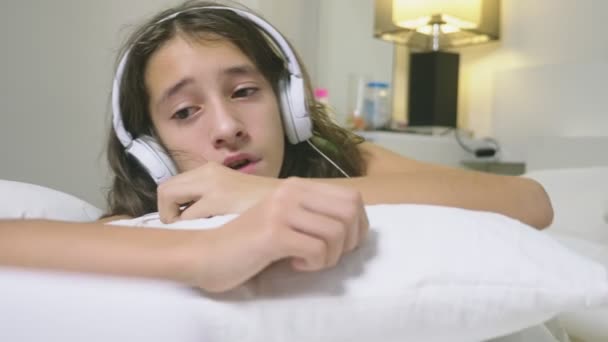 Adolescente Menina Fones Ouvido Choque Que Está Acontecendo Tela Seu — Vídeo de Stock