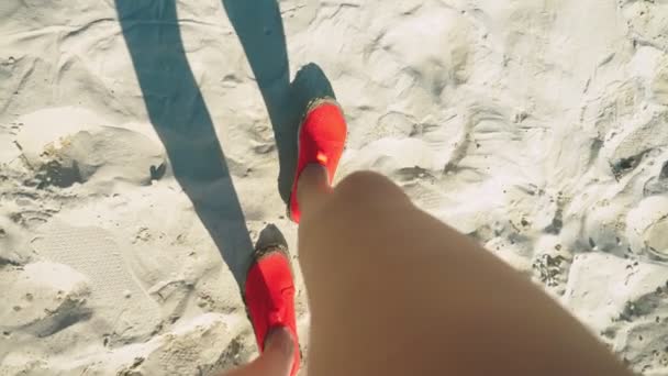白い砂浜の上を歩いて泳いでの赤い靴で女性の足のクローズ アップ — ストック動画