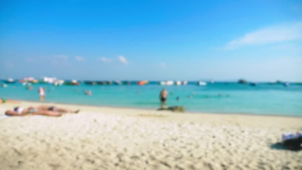 Astratto sfondo sfocato di spiaggia sull'isola, persone a riposo e barche — Video Stock