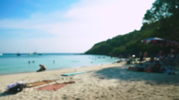 Абстрактний розмитий фон пляжу на острові, відпочиваючі люди і човни — стокове відео