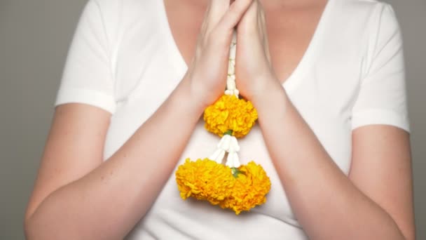 Flower steering in the hands of young women, flower garland. — Stock Video