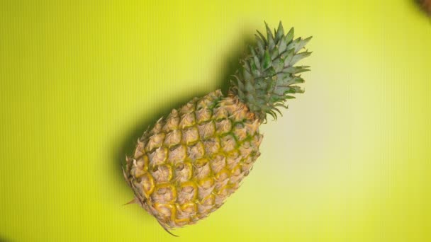 Rambutans et ananas sur un fond jaune vif. Concept de fruit minimal . — Video