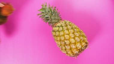rambutans ve ananas parlak pembe bir arka plan üzerinde. Çok az meyve kavramı.