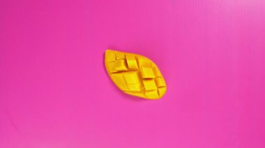 tropikal meyve parlak pembe bir arka plan üzerinde. Ananas dilimleri ve sarı Mango. Çok az meyve kavramı.