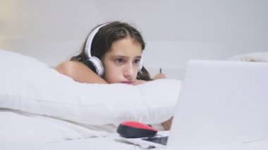 Çünkü o yalnız kız Genç şok ne Kulaklığımda onu laptop ekranında oluyor. İnternet çocuklar için bir emniyet konsepti
