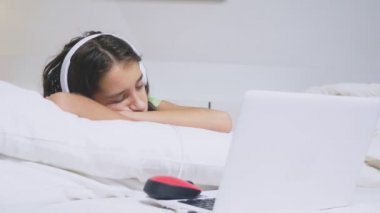 Çünkü o yalnız kız Genç şok ne Kulaklığımda onu laptop ekranında oluyor. İnternet çocuklar için bir emniyet konsepti
