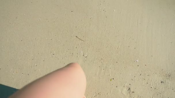 Nahaufnahme weiblicher Beine in roten Schuhen zum Schwimmen am weißen Sandstrand — Stockvideo