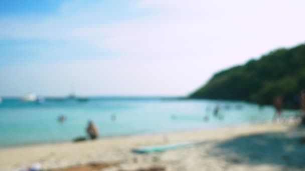 Absztrakt életlenítés háttér strand a szigeten, pihenés, az emberek és a csónakok — Stock videók