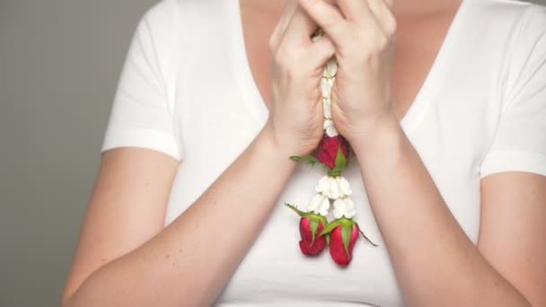 Sterzo di fiori nelle mani di giovani donne, ghirlanda di fiori . — Video Stock