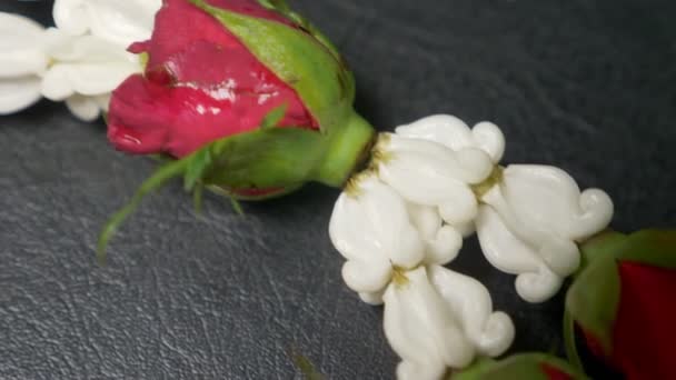 Direção de flores em um fundo preto. Cultura tailandesa conceito, close up — Vídeo de Stock