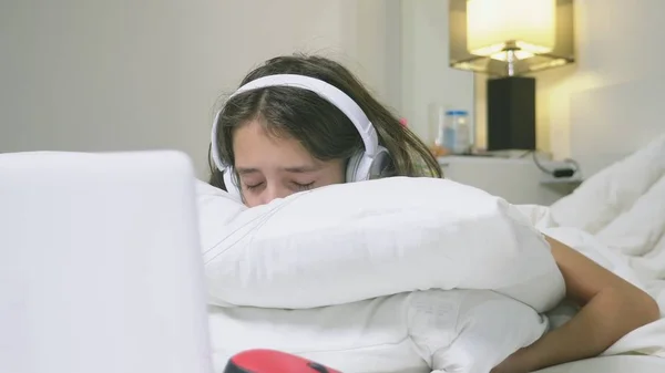 Meisje tiener hoofdtelefoon in schok van wat op het scherm van haar laptop, gebeurt er want ze alleen was. Internet veiligheidsconcept voor kinderen — Stockfoto