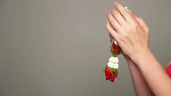 Flor de dirección en las manos de las mujeres jóvenes, guirnalda de flores . — Foto de Stock