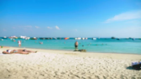 Abstrakter verschwommener Hintergrund von Strand auf Insel, ruhenden Menschen und Booten — Stockfoto