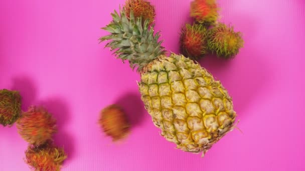 Rambutans Ananas Parlak Pembe Bir Arka Plan Üzerinde Çok Meyve — Stok video