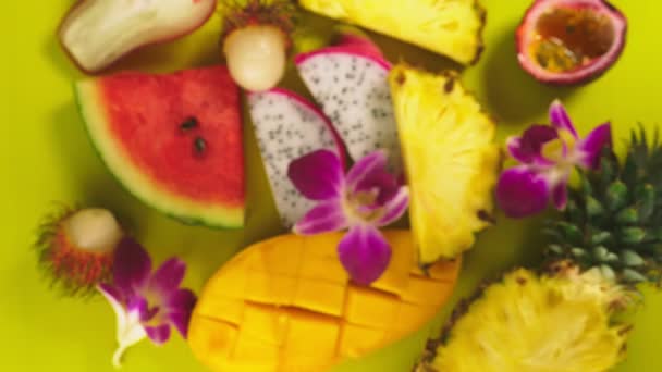 Frutas tropicais em um fundo amarelo brilhante. Conceito mínimo de fruta. espaço de cópia — Vídeo de Stock