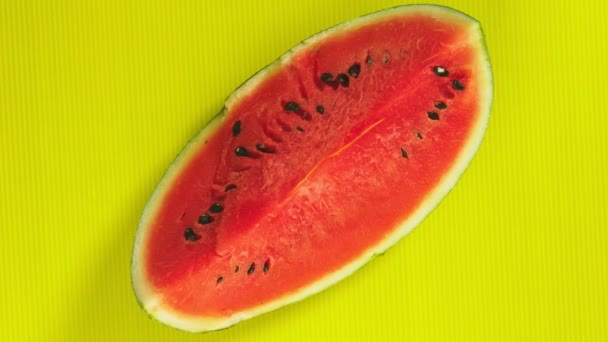 Női kezek tedd egy szelet görögdinnye élénksárga a háttér. Minimális gyümölcs fogalma. — Stock videók