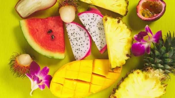 Frutas tropicales sobre un fondo amarillo brillante. Concepto de fruta mínima. espacio de copia — Vídeos de Stock