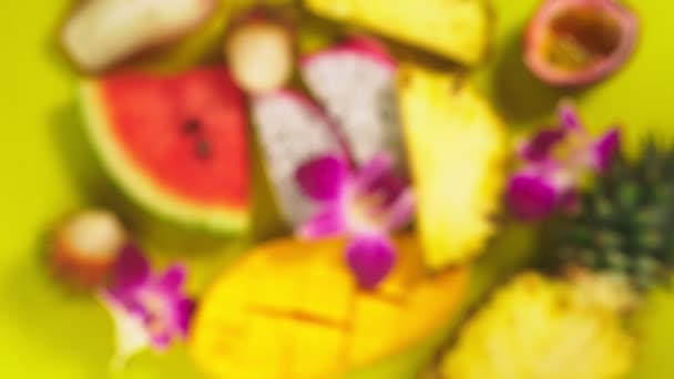 Frutas tropicales sobre un fondo amarillo brillante. Concepto de fruta mínima. espacio de copia — Vídeo de stock