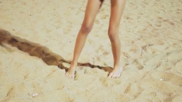 Pies desnudos bailando bailes modernos en la arena por la noche — Vídeo de stock