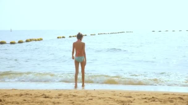 Fille heureuse sort de l'eau de mer pure — Video