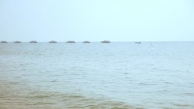 Birkaç teknelerin deniz kenarında geçiş. hareket kavramı