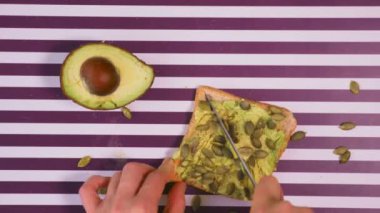 baharat şeritli siyah beyaz arka plan üzerinde avokado tost ekmek üzerinde. Sağlıklı beslenme kavramı.