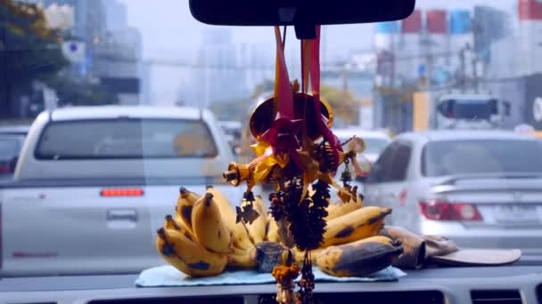 Bangkok, Thailand. 7 januari 2019. uitzicht vanuit het raam van de auto. Garland van bloemen op de voorruit van de auto. — Stockvideo