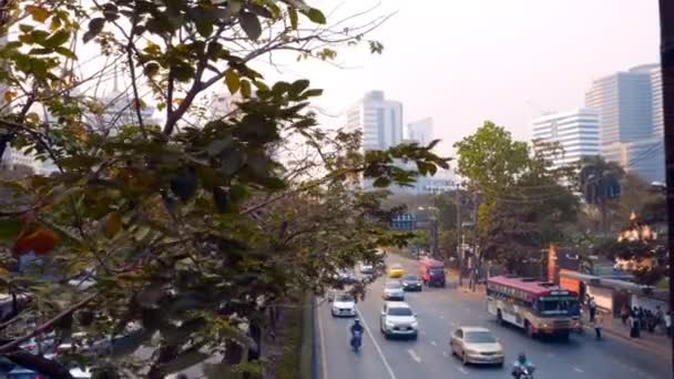 Bangkok, Thailand. 7 januari 2019. biltrafik på en upptagen motorväg, ovanifrån, i fokus på lövverket av träd — Stockvideo