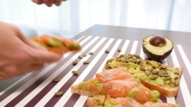 baharat şeritli siyah beyaz arka plan üzerinde avokado tost ekmek üzerinde. Sağlıklı beslenme kavramı.