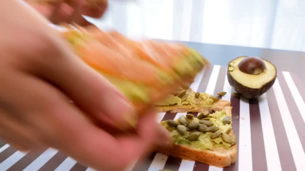 Aguacate Sobre Pan Tostado Con Especias Sobre Fondo Blanco Negro — Vídeos de Stock