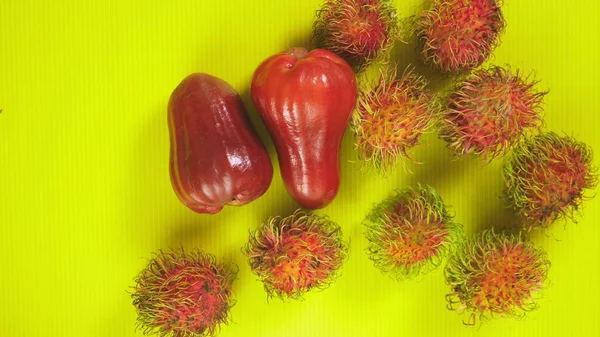 Frutas tropicales sobre un fondo amarillo brillante. Concepto de fruta mínima. espacio de copia —  Fotos de Stock