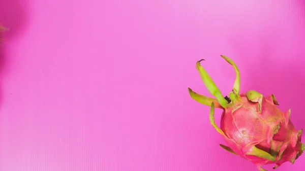 Δράκος φρούτα και rambutans σε φωτεινά ροζ φόντο. Ελάχιστη φρούτα έννοια. — Φωτογραφία Αρχείου
