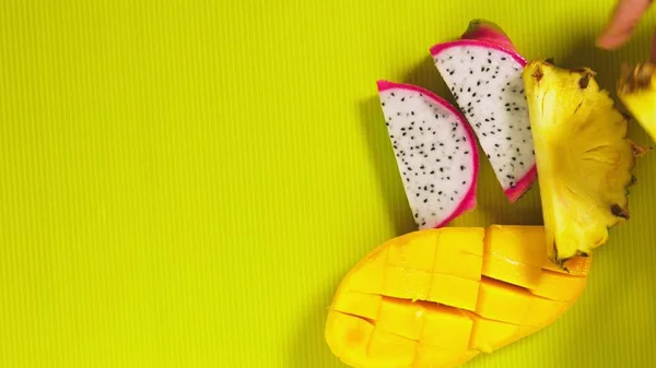 Tropische Früchte auf leuchtend gelbem Hintergrund. Minimales Fruchtkonzept. Kopierraum — Stockfoto