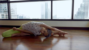 gökdelenler bakan büyük bir panoramik pencere önünde uzanan ince genç kız