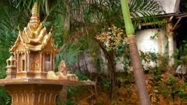 Budizm, Tay tarzında. ruh evi ve palmiye ağaçlarının arka plan üzerinde