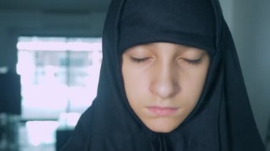 Yakın çekim. Siyah Tesettür Islamska kız
